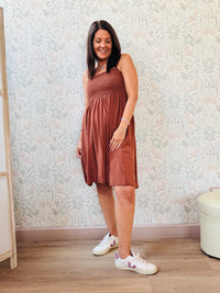 Abito corto con smock e spalline sottili. 