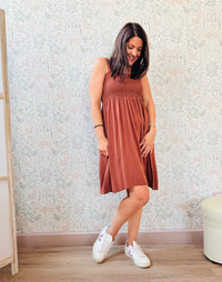 Abito corto con smock e spalline sottili. 