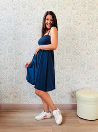 Abito corto con smock e spalline sottili. 