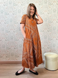 Abito Jacquard: Abito lungo in cotone, marrone con fantasia bandana. Maniche corte e tasche laterali. 