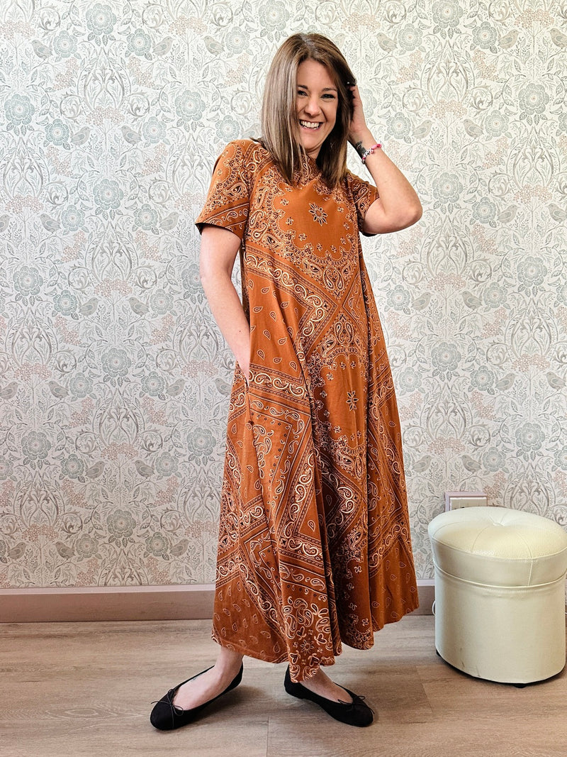 Abito Jacquard: Abito lungo in cotone, marrone con fantasia bandana. Maniche corte e tasche laterali. 