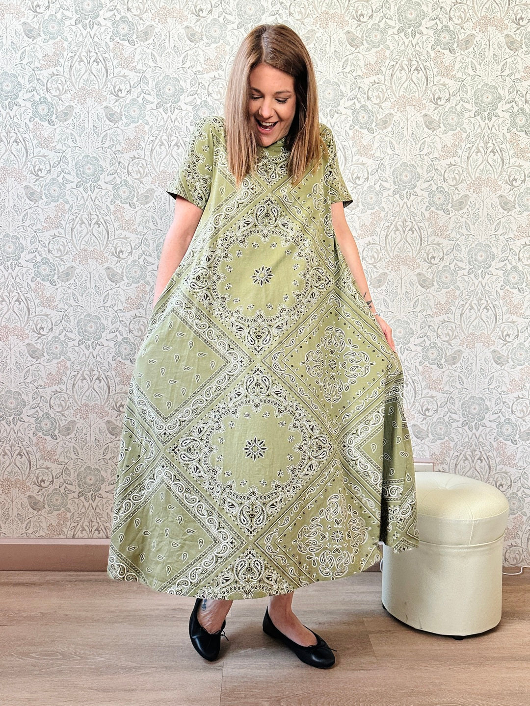 Abito Jacquard: Abito lungo in cotone, verde militare con fantasia bandana. Maniche corte e tasche laterali. 