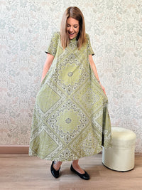 Abito Jacquard: Abito lungo in cotone, verde militare con fantasia bandana. Maniche corte e tasche laterali. 