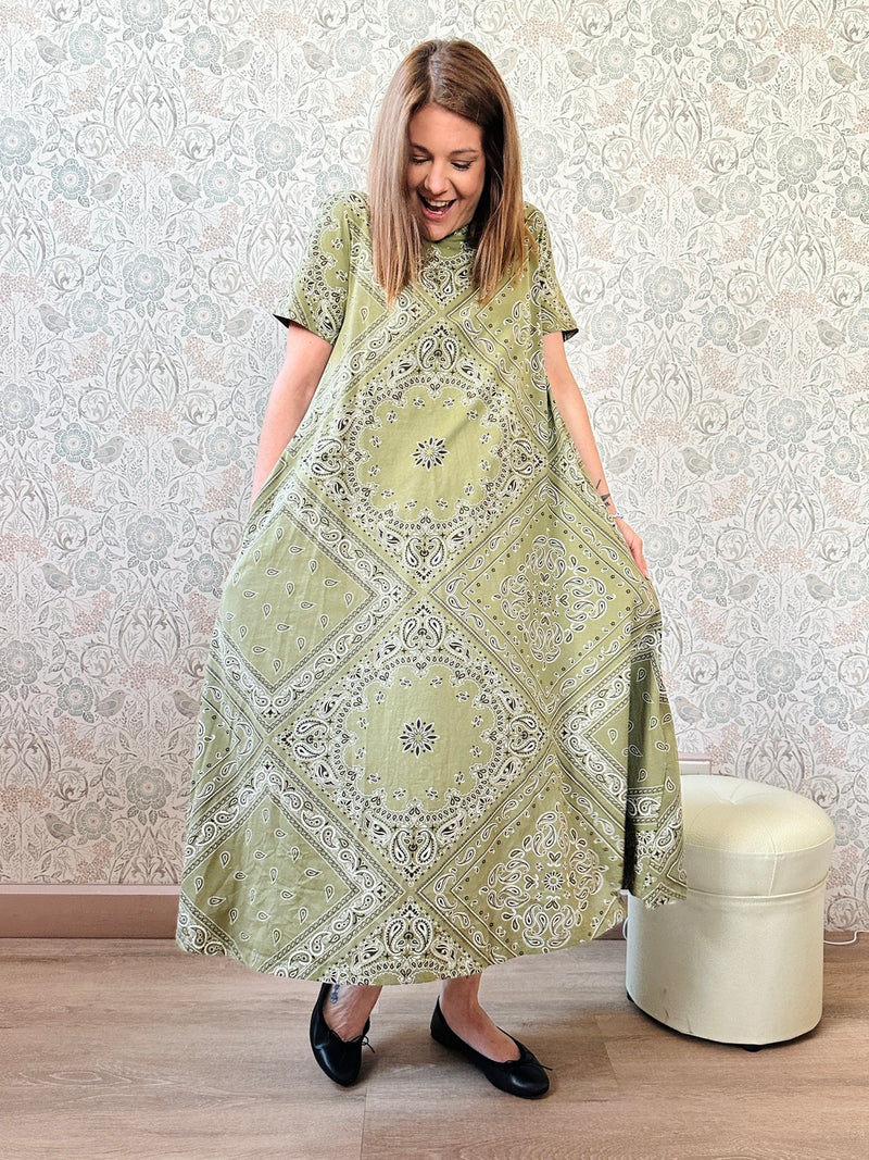 Abito Jacquard: Abito lungo in cotone, verde militare con fantasia bandana. Maniche corte e tasche laterali. 