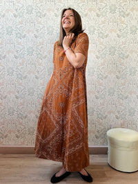 Abito Jacquard: Abito lungo in cotone, marrone con fantasia bandana. Maniche corte e tasche laterali. 