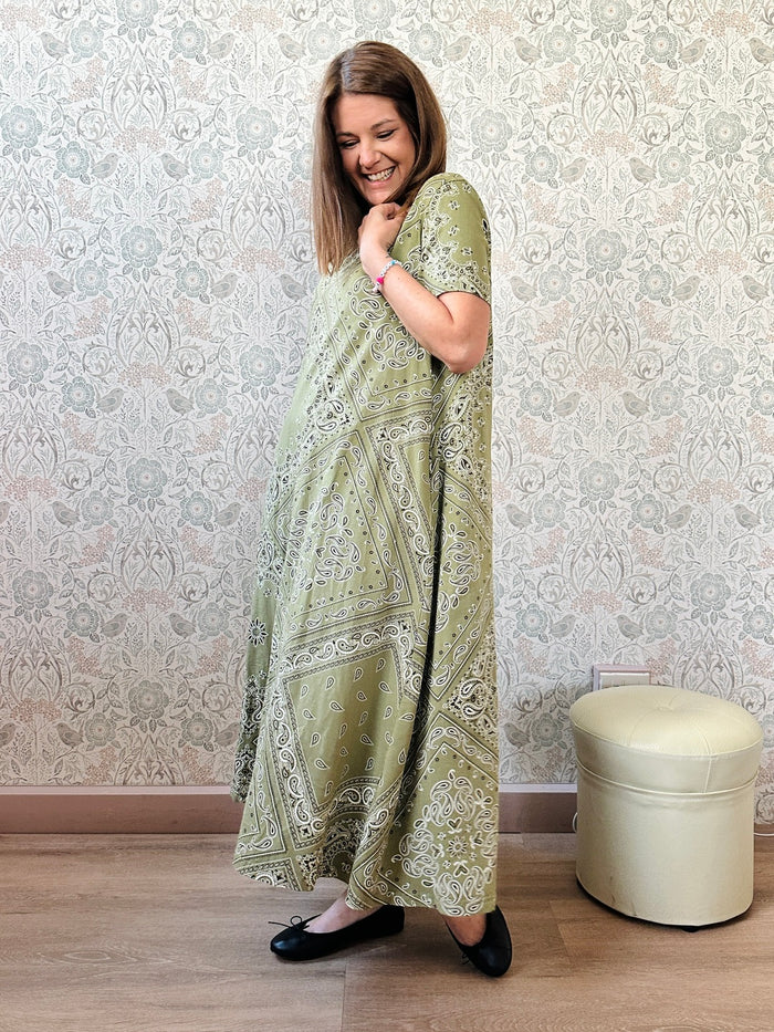 Abito Jacquard: Abito lungo in cotone, verde militare con fantasia bandana. Maniche corte e tasche laterali. 
