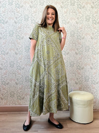 Abito Jacquard: Abito lungo in cotone, verde militare con fantasia bandana. Maniche corte e tasche laterali. 