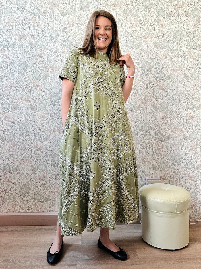 Abito Jacquard: Abito lungo in cotone, verde militare con fantasia bandana. Maniche corte e tasche laterali. 