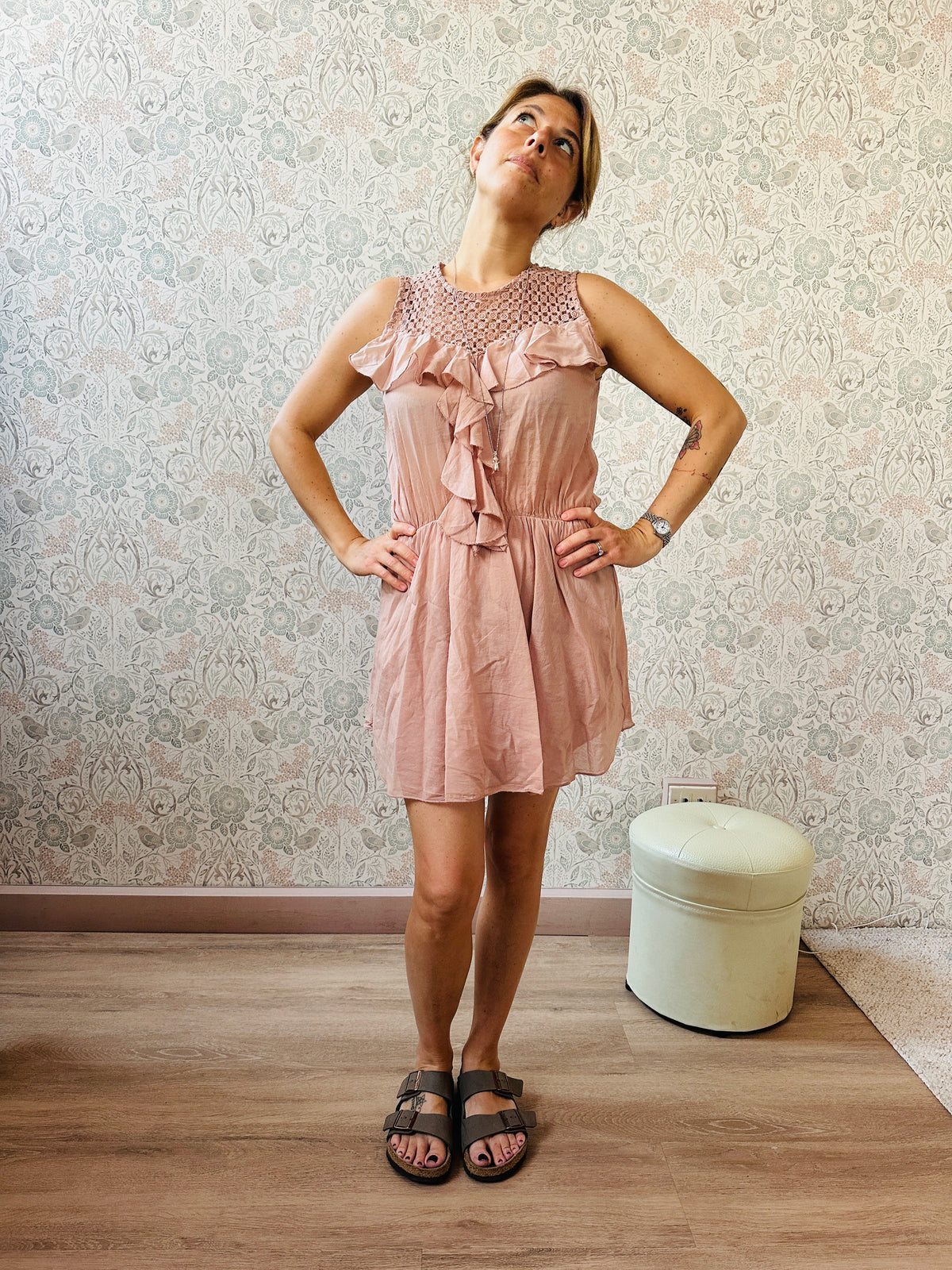 Abito da donna rosa antico, corto, 100% cotone con elastico in vita. Scollo traforato con balza.  