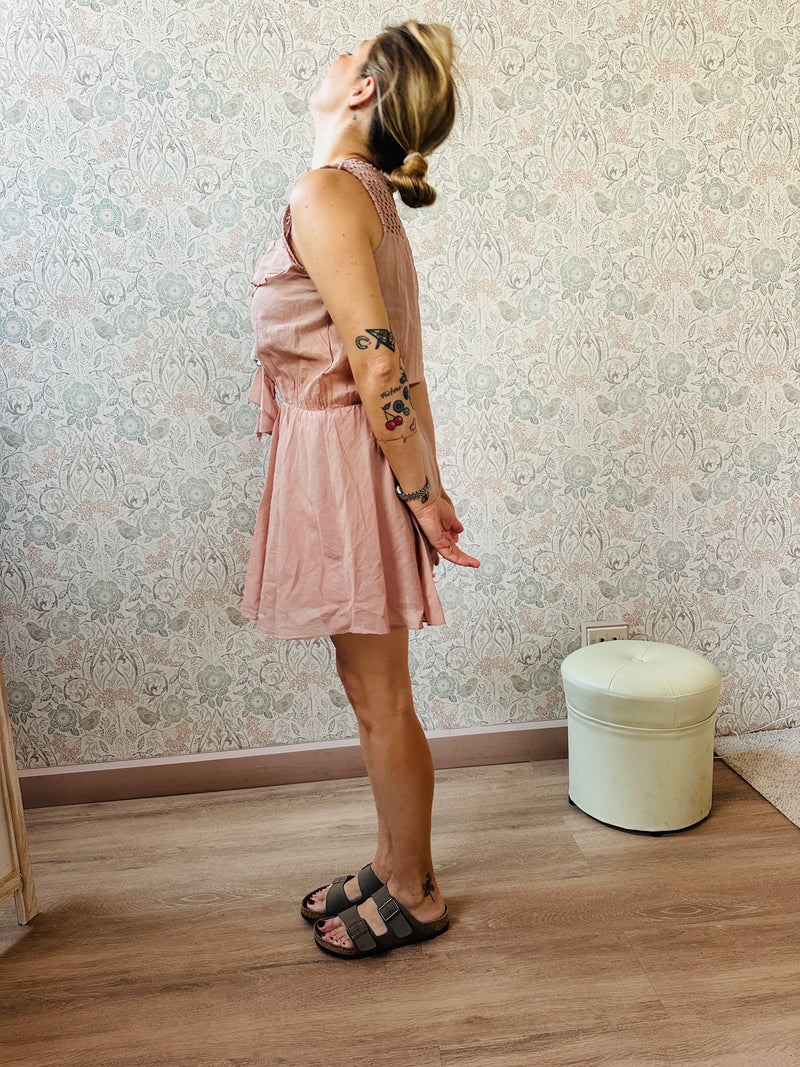 Abito da donna rosa antico, corto, 100% cotone con elastico in vita. Scollo traforato con balza.  