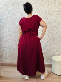 Abito lungo bordeaux con scollo tondo e manica corta. Cintura a nastro in vita regolabile con applicazioni. Vestibilità morbida e ampia. Retro