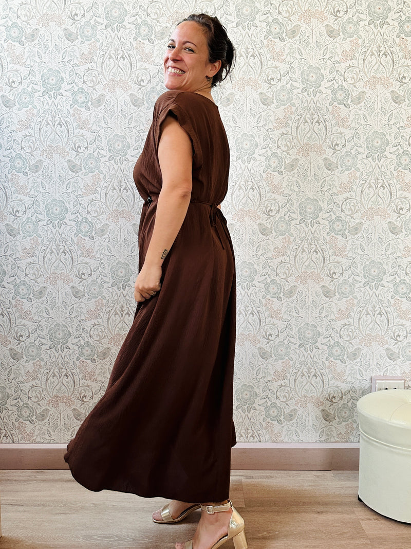 Abito lungo con scollo tondo e manica corta. Cintura a nastro in vita regolabile con applicazioni. Vestibilità morbida e ampia. 