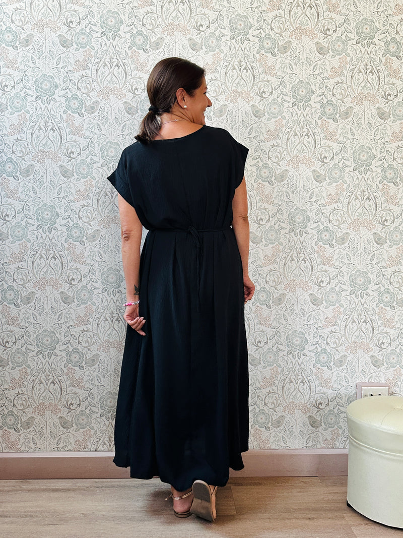 Abito lungo con scollo tondo e manica corta. Cintura a nastro in vita regolabile con applicazioni. Vestibilità morbida e ampia. 