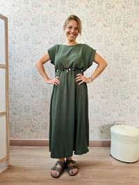 Abito lungo verde militare con scollo tondo e manica corta. Cintura a nastro in vita regolabile con applicazioni. Vestibilità morbida e ampia. 