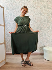 Abito lungo verde militare con scollo tondo e manica corta. Cintura a nastro in vita regolabile con applicazioni. Vestibilità morbida e ampia. 