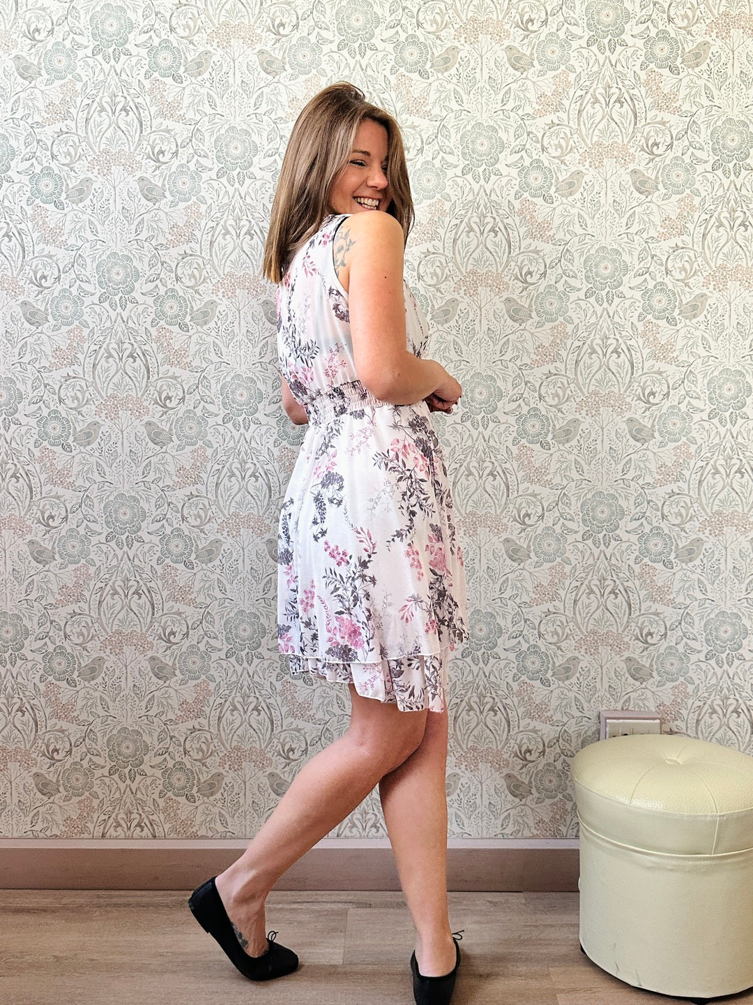 Abito Rose: Abito a fantasia floreale con scollo a V ed elastico in vita