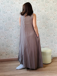 Abito Sandra: Abito marrone smanicato con chiusura a bottoncino sul retro del collo. Tasche laterali.