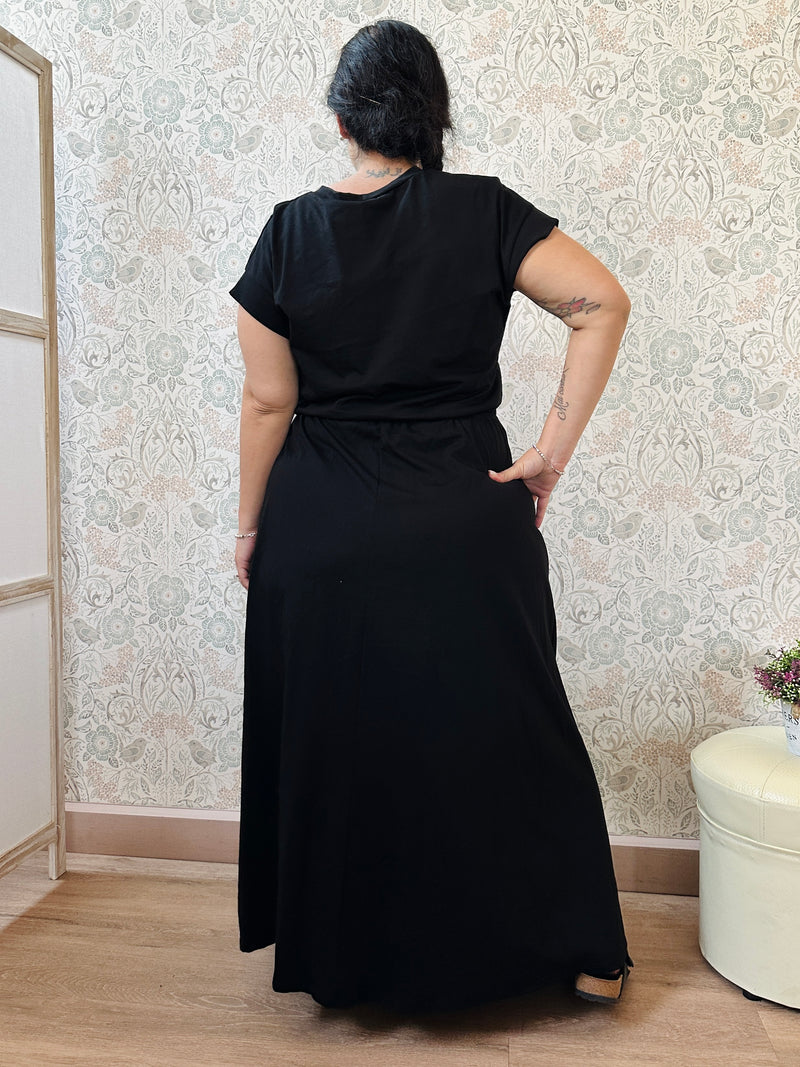 Abito lungo con scollo a V, elastico in vita e gonna svasata.