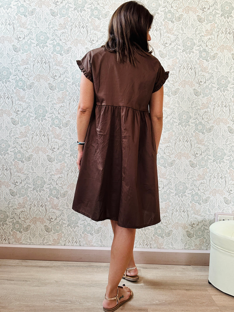 Abito da donna estivo con maniche frou frou. Colore: Marrone Retro