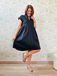 Abito da donna estivo con maniche frou frou. Colore: Nero