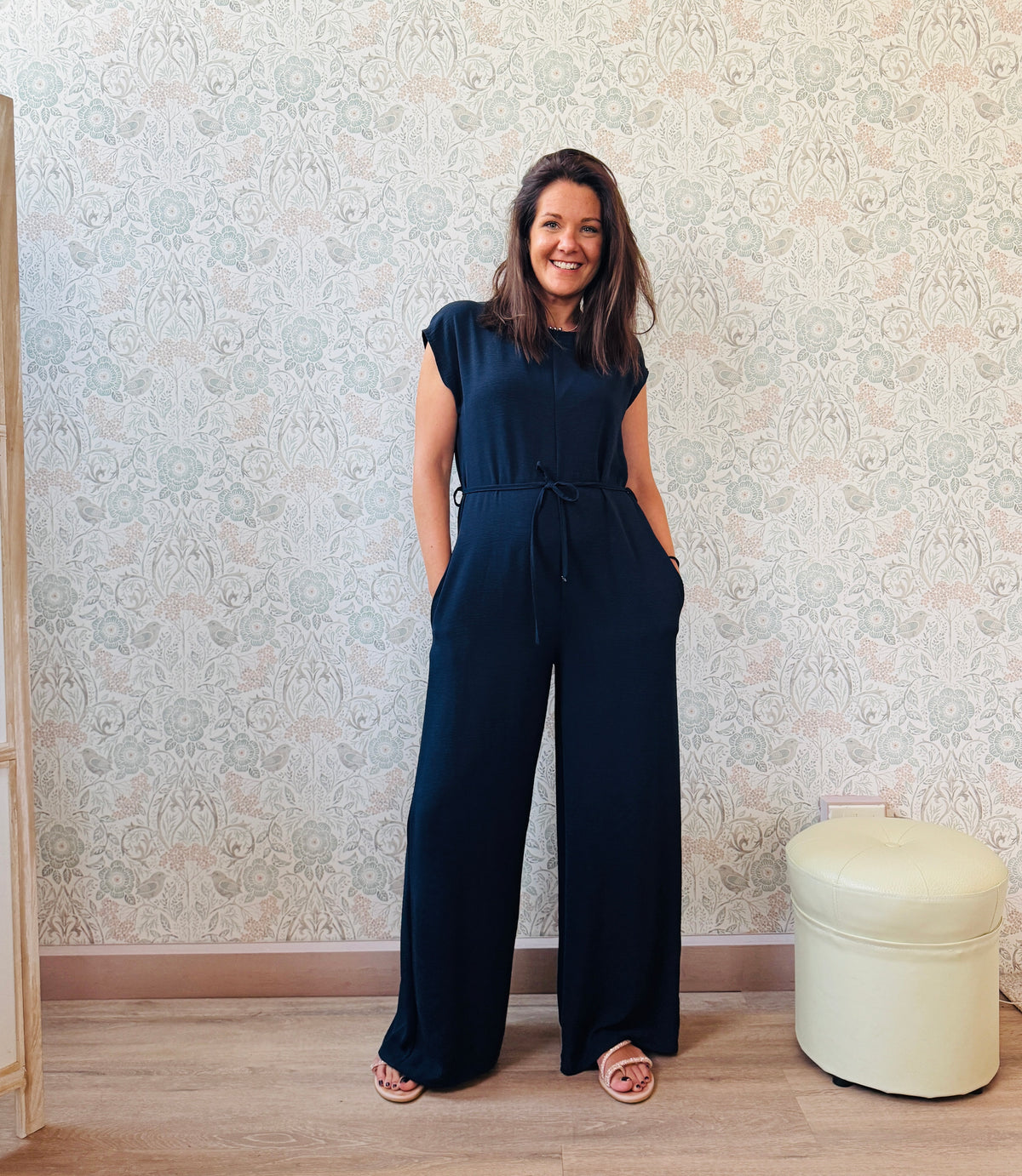 Abito donna tuta blu con scollo tondo e chiusura con bottone sul retro. Cintura in tessuto removibile. 
