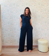 Abito donna tuta blu con scollo tondo e chiusura con bottone sul retro. Cintura in tessuto removibile. 