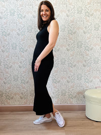 Abito Ultra Basic: Abito nero aderente a coste con scollo all'americana con spacco laterale.