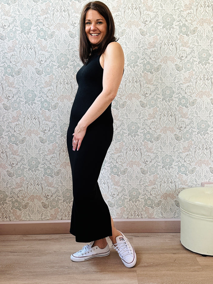 Abito Ultra Basic: Abito nero aderente a coste con scollo all'americana con spacco laterale.