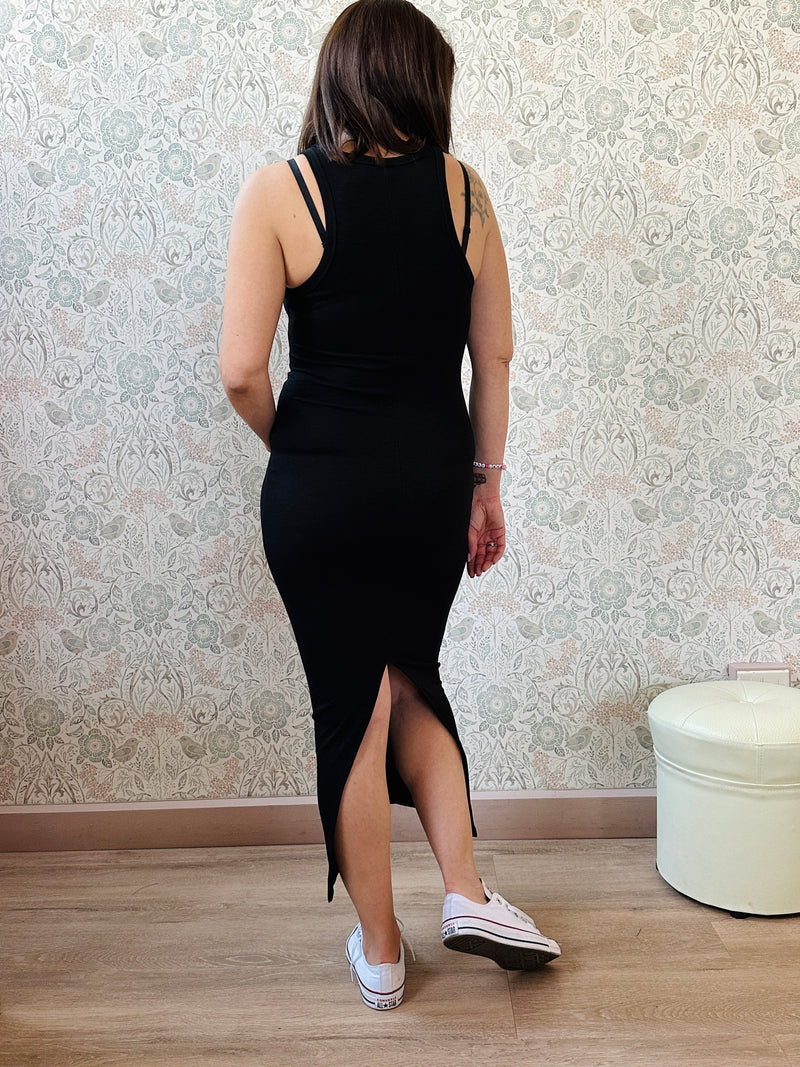 Abito Ultra Basic: Abito nero aderente a coste con scollo all'americana con spacco laterale.
