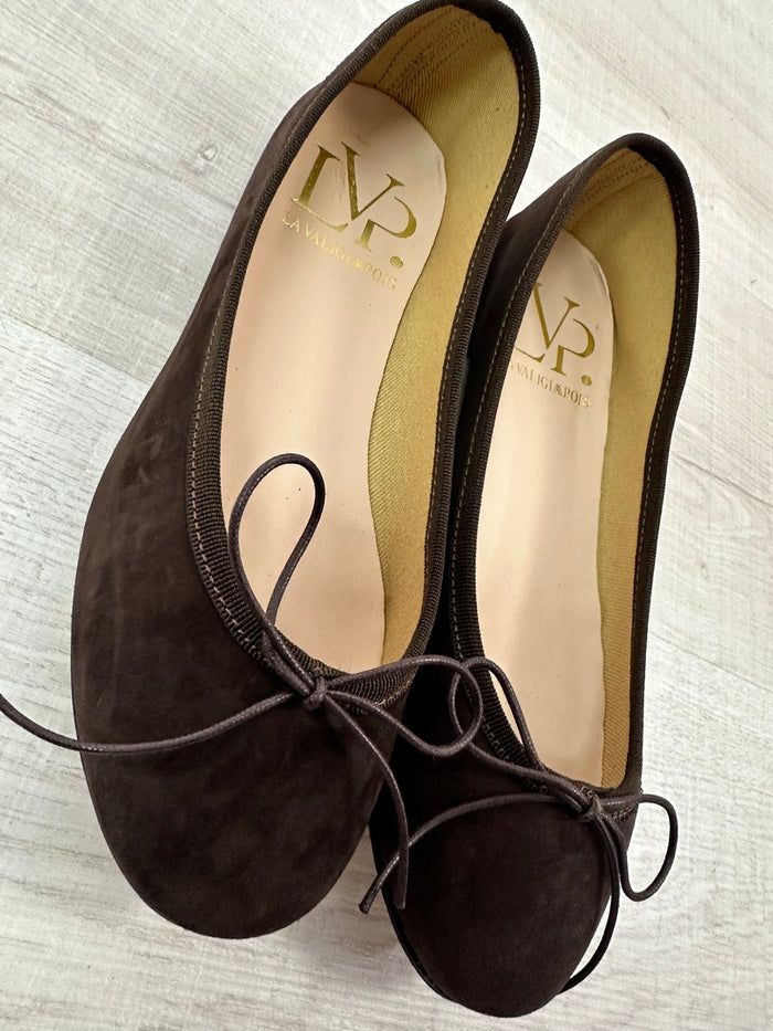 Ballerine in camoscio, con laccetto fiocchetto. Artigianali e Made in Italy - Disponibili dal 36 al 42. Calzata Regolare 