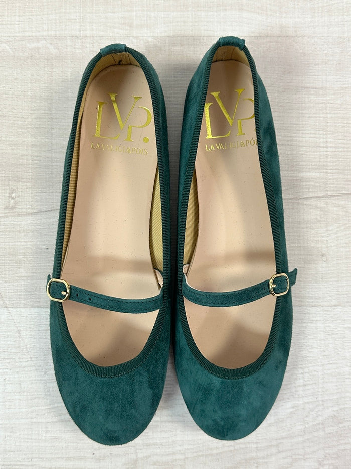 Ballerine in camoscio verde con laccetto regolabile.  