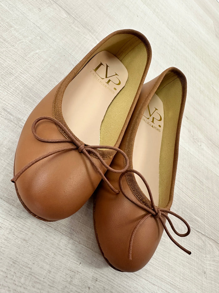Ballerine in nappa color cuoio, con laccetto fiocchetto. Artigianali e  Made in Italy. Numeri Disponibili dal 36 al 42. Calzata Regolare 