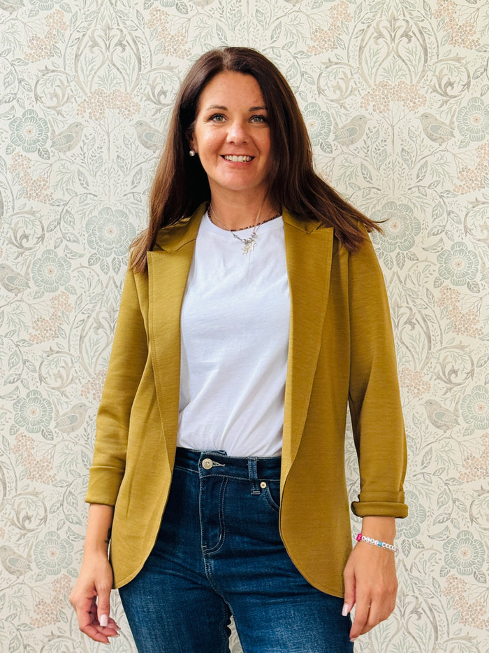 Blazer da donna, color senape, leggero, rimane aperto. 