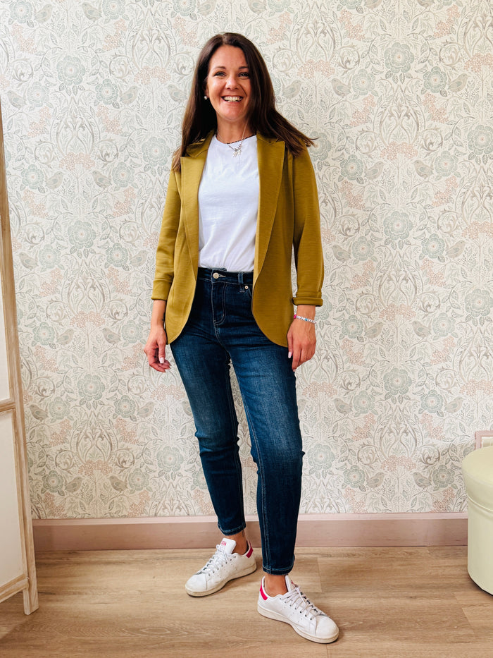 Blazer da donna, color senape, leggero, rimane aperto. 