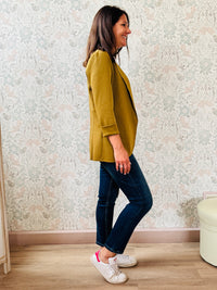 Blazer da donna, color senape, leggero, rimane aperto. 