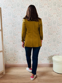 Blazer da donna, color senape, leggero, rimane aperto. 
