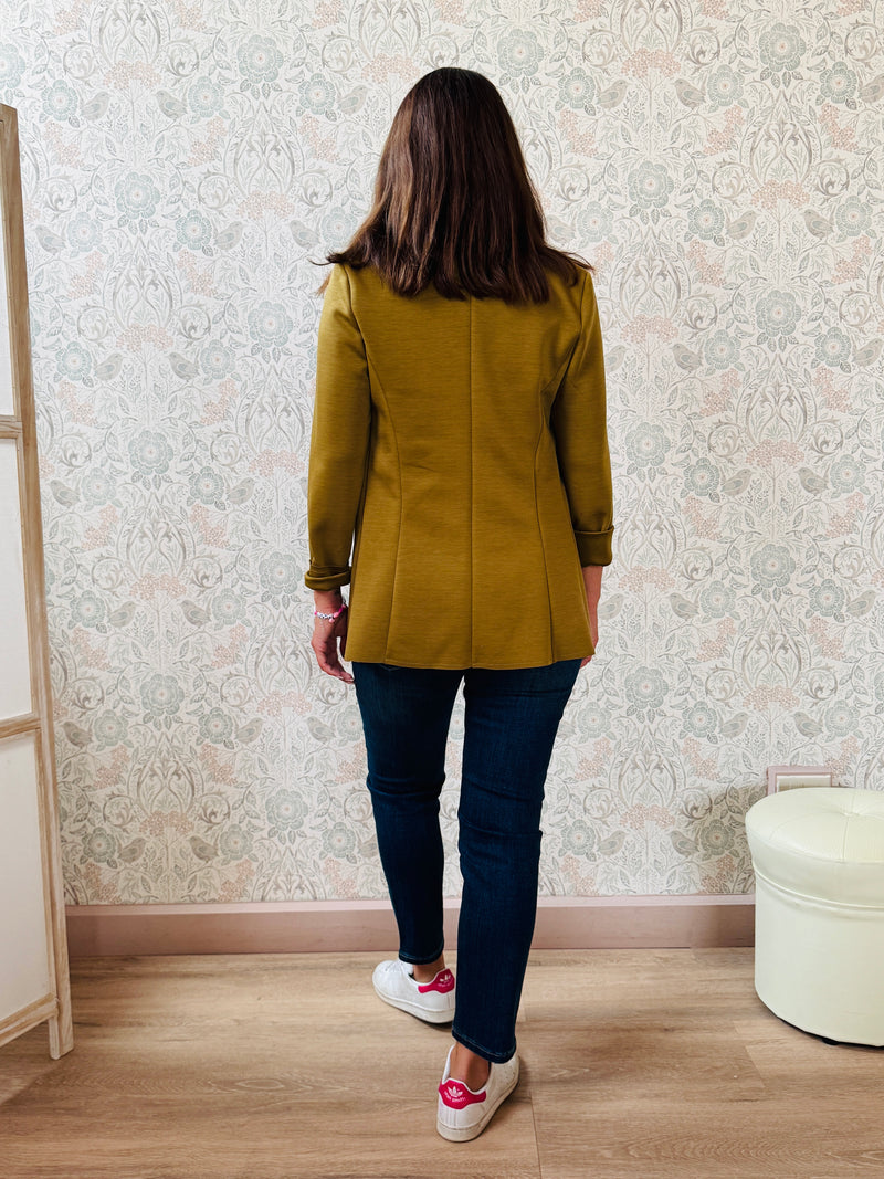 Blazer da donna, color senape, leggero, rimane aperto. 
