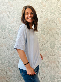 Blusa Caterina Azzurra trama a righe - Scollo tondo e Taglio leggermente svasato - Bottoni retro  Abbigliamento Moda Donna Made in Italy