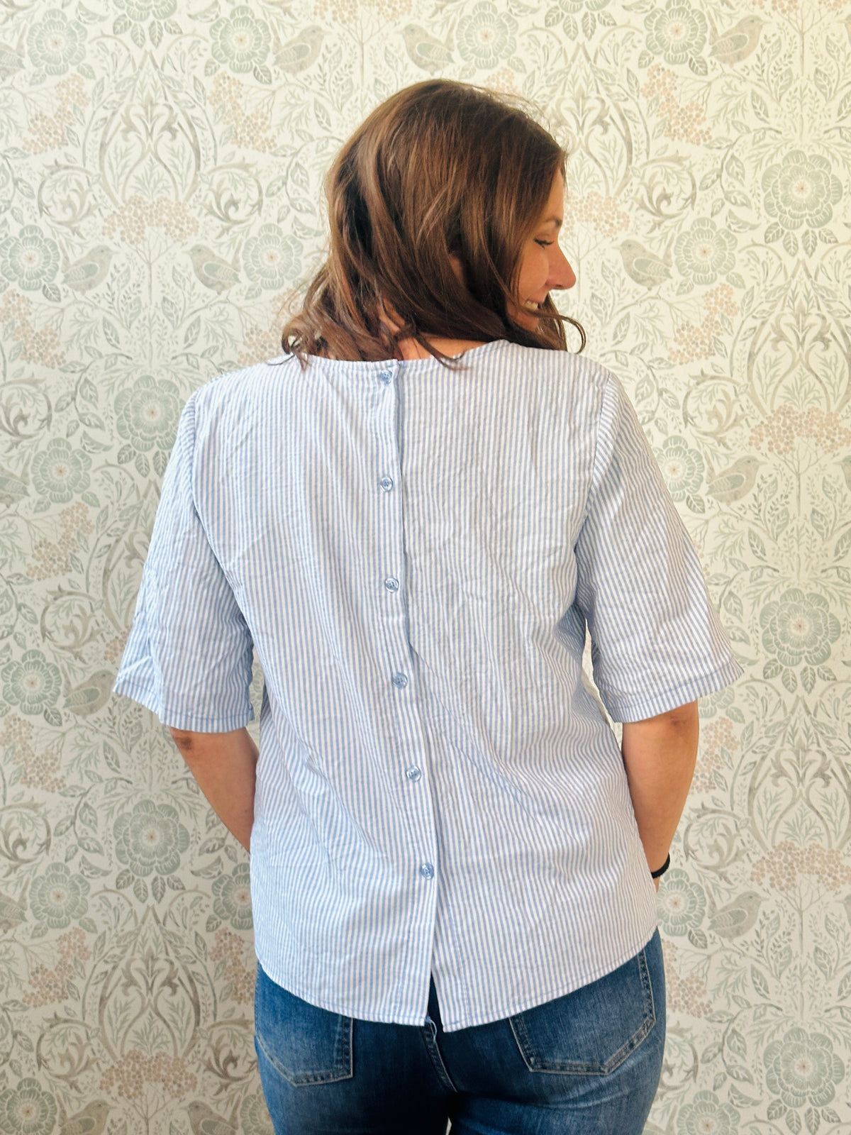 Blusa Caterina Azzurra trama a righe - Scollo tondo e Taglio leggermente svasato - Bottoni retro  Abbigliamento Moda Donna Made in Italy