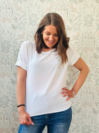 Blusa Caterina Bianca trama a righe - Scollo tondo e Taglio leggermente svasato - Bottoni retro  Abbigliamento Moda Donna Made in Italy