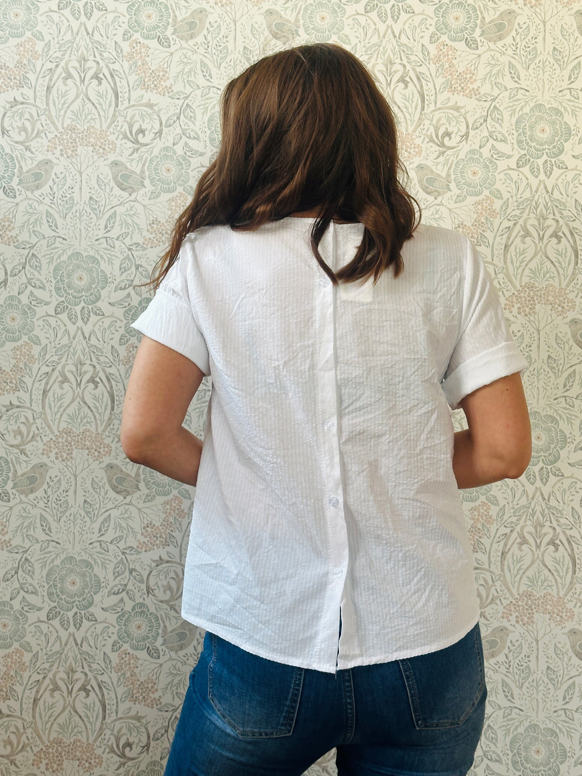 Blusa Caterina Bianca trama a righe - Scollo tondo e Taglio leggermente svasato - Bottoni retro  Abbigliamento Moda Donna Made in Italy