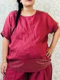 Blusa curvy a manica corta, scollo tondo profondo e top interno in fresca viscosa. Strass applicati sul bordo delle maniche e sul bordo finale del top. 