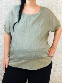 Blusa curvy a manica corta, scollo tondo profondo e top interno in fresca viscosa. Strass applicati sul bordo delle maniche e sul bordo finale del top. 