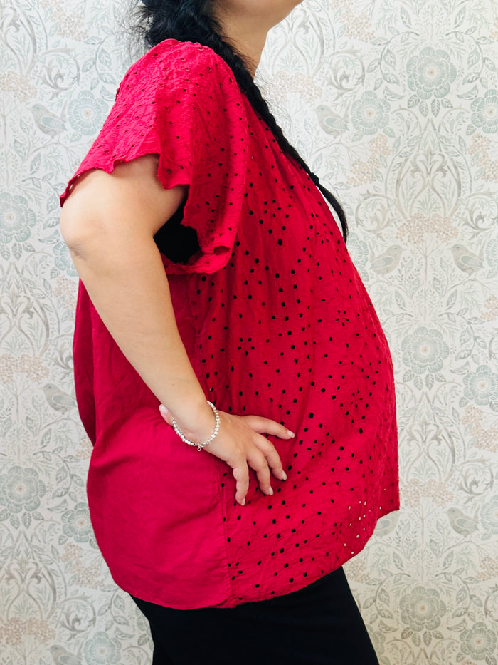 Blusa rossa, 100% viscosa, curvy, a manica corta con scollo tondo. Taglio svasato e ricami sangallo davanti. Taglia unica consigliata fino alla 54. 