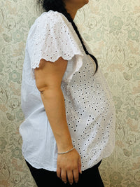 Blusa bianca, 100% viscosa, curvy, a manica corta con scollo tondo. Taglio svasato e ricami sangallo davanti. Taglia unica consigliata fino alla 54. 