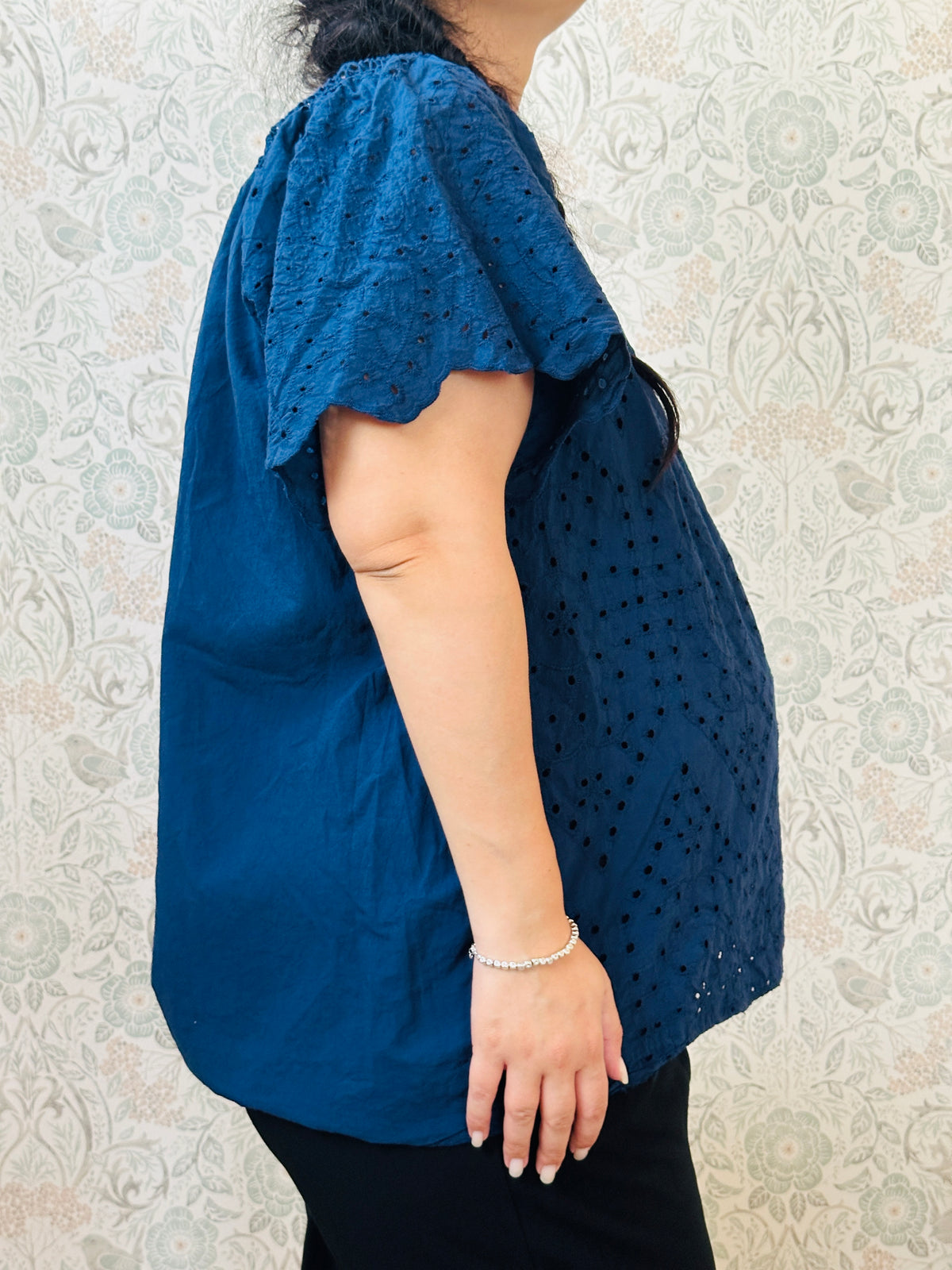 Blusa blu, 100% viscosa, curvy, a manica corta con scollo tondo. Taglio svasato e ricami sangallo davanti. Taglia unica consigliata fino alla 54. 