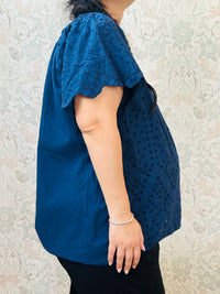 Blusa blu, 100% viscosa, curvy, a manica corta con scollo tondo. Taglio svasato e ricami sangallo davanti. Taglia unica consigliata fino alla 54. 
