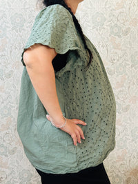 Blusa verde militare, 100% viscosa, curvy, a manica corta con scollo tondo. Taglio svasato e ricami sangallo davanti. Taglia unica consigliata fino alla 54. 