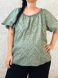 Blusa verde, 100% viscosa, curvy, a manica corta con scollo tondo. Taglio svasato e ricami sangallo davanti. Taglia unica consigliata fino alla 54. 