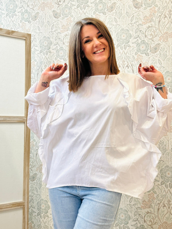 Blusa bianca leggera con dettaglio volant ai lati, sia avanti che dietro. Blusa over. 